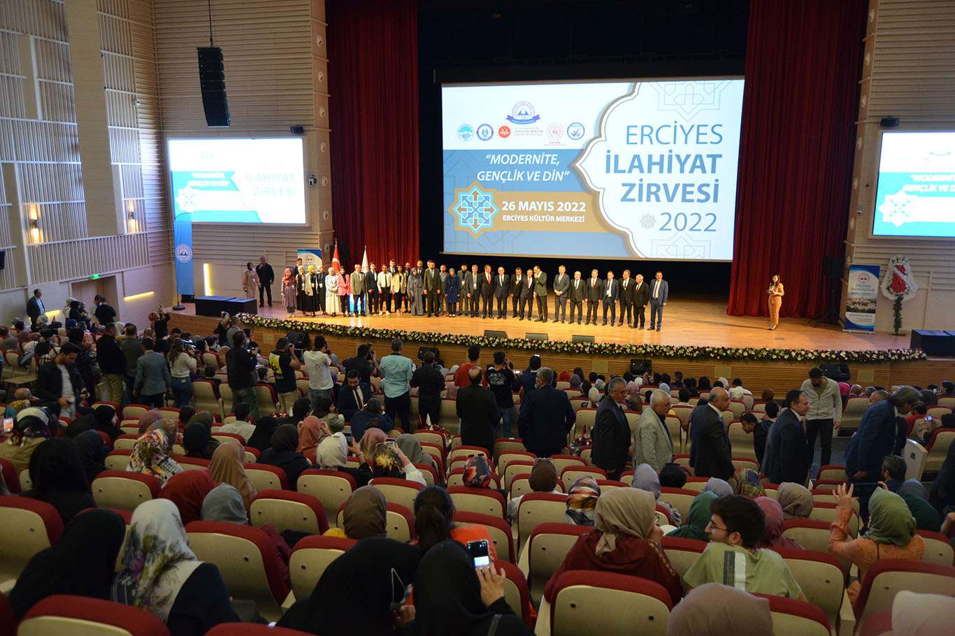 ERÜ İlahiyat Zirvesinde “Modernite, Gençlik ve Din” konusu konuşuldu